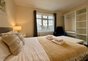 CENTRAL, newly refurb 2 bed flat with FREE PARKING